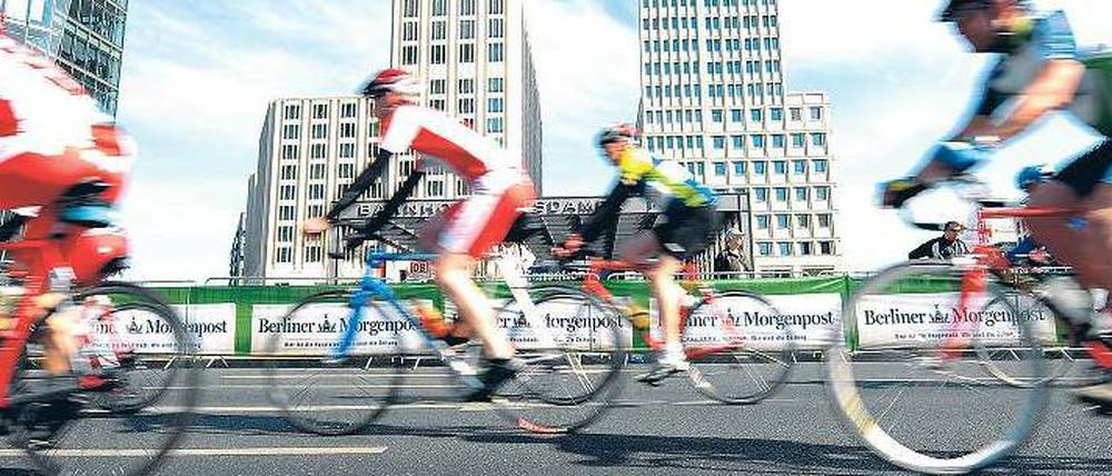 Treten, was das Zeug hält. Rund 12 000 werden am Sonntag zum dritten Velothon-Radrennen in Berlin erwartet. Foto: ddp/Gottschalk