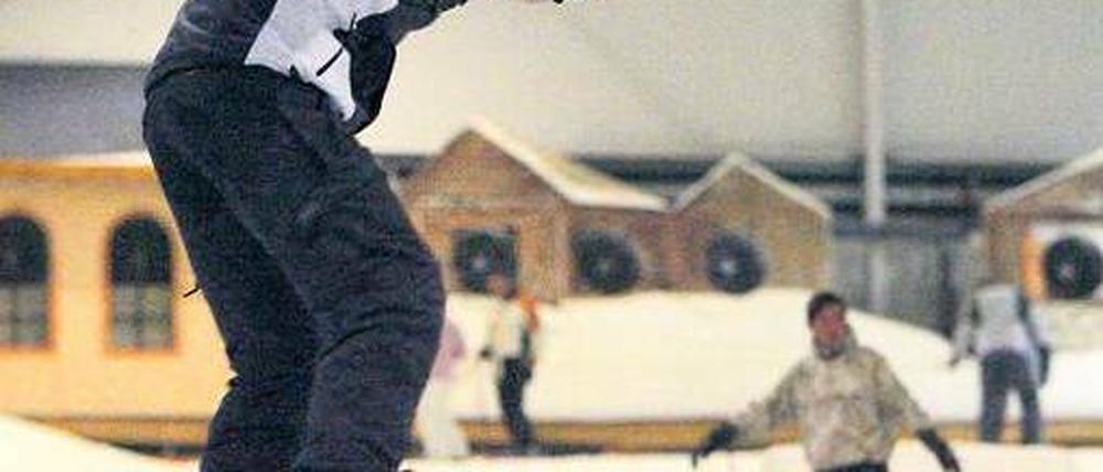Ausgerutscht. Mit lockerem Snowboarden im „Snowtropolis“ in Senftenberg ist es vorbei. Ostdeutschlands erste Skihalle hat Insolvenz angemeldet. Foto: Bernd Settnik/dpa