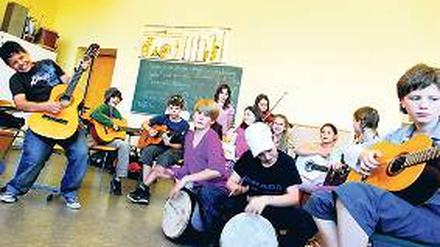 Der Musiker-Nachwuchs konzentriert sich. Die Generalprobe an der Joan-Miró Schule nehmen die Teilnehmer ernst. 