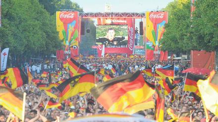 Jubel und Gedränge. Bis zu 250 000 Zuschauer fieberten beim Spiel gegen Ghana auf der Fanmeile mit. Doch spielt die deutsche Elf nicht, sinken die Besucherzahlen rapide. 