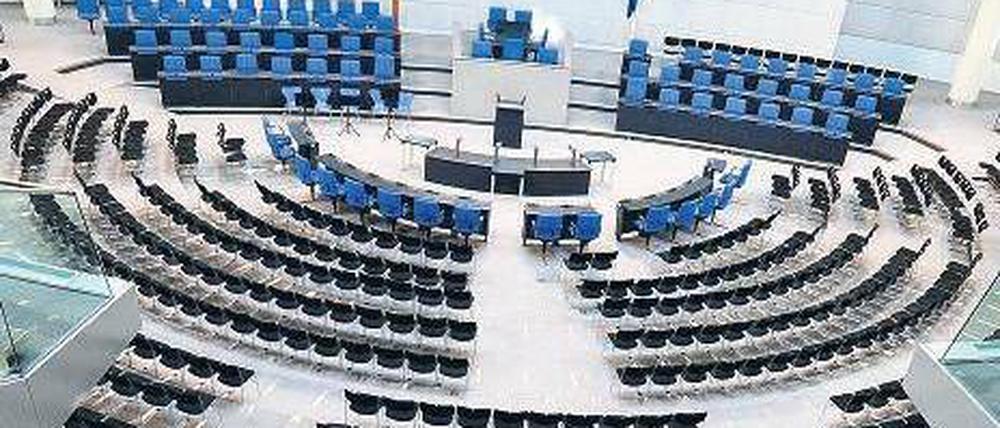 Es wird eng. Mehr als 700 Sitzplätze mehr hat nun der Bundestagsplenarsaal.