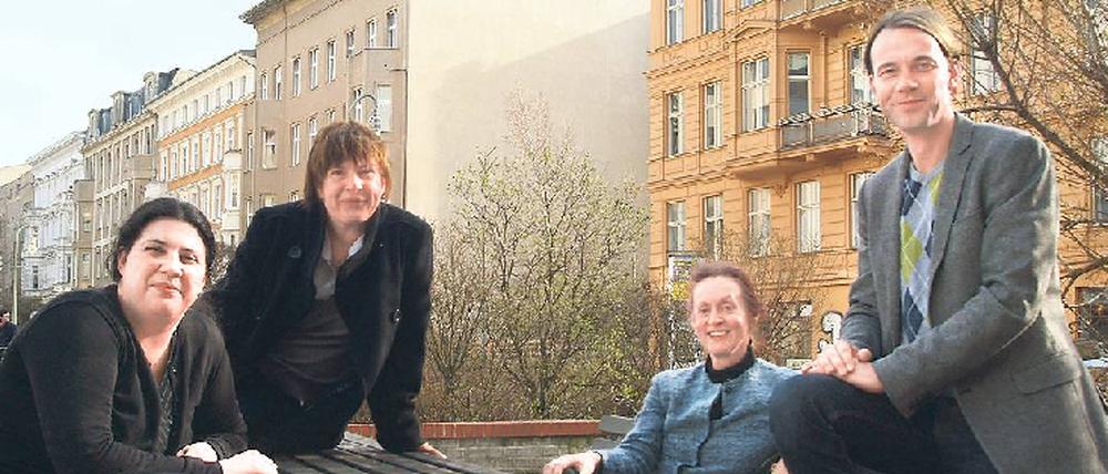 Kulturloge. Das Team hat seinen Sitz im Stadtteilcafé in Tiergarten. Angela Meyenburg (Zweite von links) und Lutz Sepke (rechts) haben das Projekt initiiert.