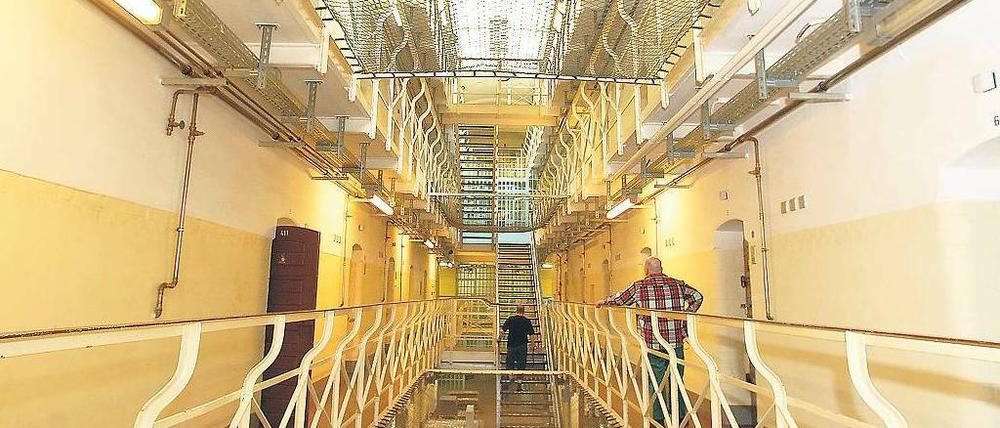 Aus der Haft in die Freiheit. Justiz und Polizei bereiten sich darauf vor, dass sieben als gefährlich geltende Kriminelle aus dem Tegeler Gefängnis entlassen werden. Foto: Mike Wolff
