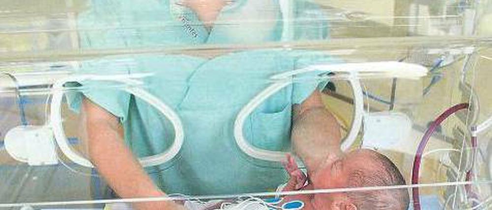 Gut behütet. Eine Kinderkrankenschwester kümmert sich um ein Frühgeborenes im Brutkasten der Neuköllner Kinder- und Geburtsklinik. Viele Eltern sind derzeit besorgt. Die hygienischen Bedingungen in Berlins Krankenhäusern gelten aber als vergleichsweise gut.Foto: ddp