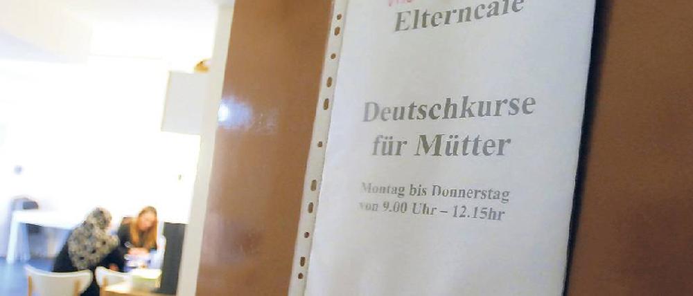 Mangelware. Bei den Volkshochschulen sind kostenlose Deutschkurse über Monate ausgebucht. Migranten müssen nach Alternativen suchen – oder bis 2011 warten. 