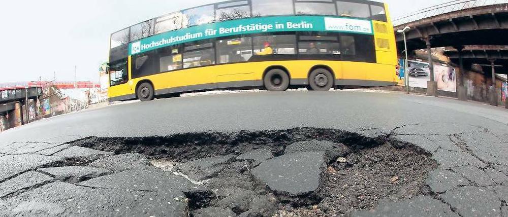Alte Bekannte. Zu Berlin gehören leider nicht nur die Doppeldeckerbusse und die Yorckbrücken, sondern auch die immer wieder aufbrechenden Löcher in den Straßen. Foto: G. Peters