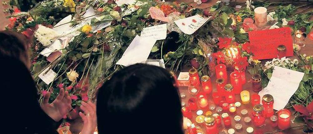 Stille Trauer. Nach dem tödlichen Streit brachten Freunde und Verwandte des Opfers Blumen, Kerzen und Briefe an den Bahnhof Wittenau. Foto: dapd