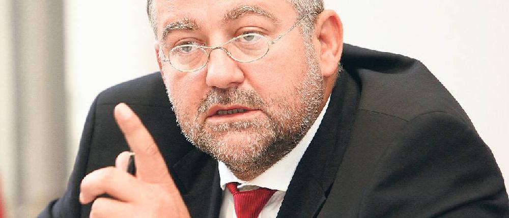 Gut versorgt. Die Affäre um Ex-Innenminister Rainer Speer ist Auslöser für die Debatte um das Ministergesetz. 