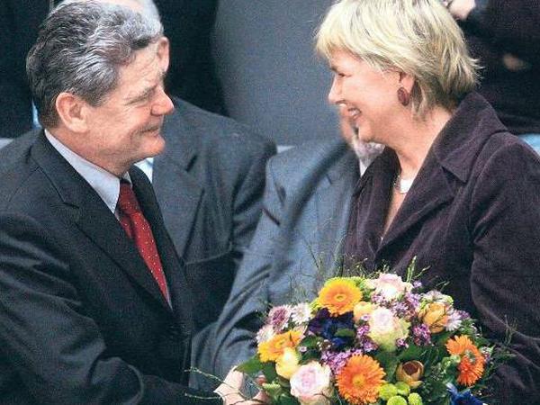 Blumen vom Vorgänger. Im Jahr 2006 wurde Marianne Birthler als Chefin der Stasi-Unterlagenbehörde wiedergewählt. Joachim Gauck gratulierte.