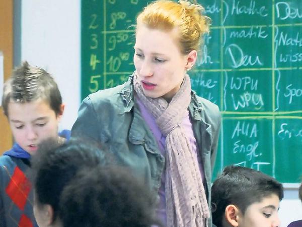 Neue Lehrer braucht das Land. Die Schulverwaltung hat ein Problem: Lehrermangel. Nun wird diskutiert, wie Unterrichtsausfälle behoben werden können und vor allem, wie Berlin, das seine Lehrer nicht verbeamtet, attraktiv für Bewerber bleibt. 