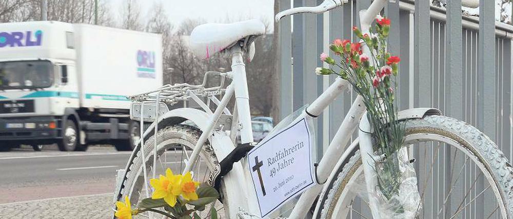 Im Jahr 2010 starben auf Berlins Straßen sechs Radfahrer. Wer in der falschen Richtung unterwegs ist, lebt besonders riskant.