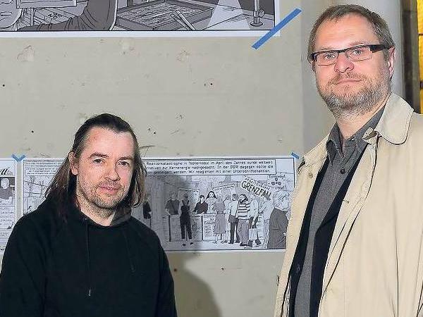 Zeichner und Objekt. Die Comic-Macher Thomas Henseler (Mitte) und Susanne Buddenberg (links) und ihr „Comic-Held“ Peter Grimm (rechts) in der Zionskirche. 