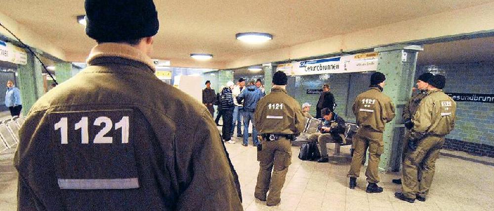 Tatort U-Bahn. Nach den jüngsten Vorfällen fühlen sich viele Fahrgäste unsicher. Jetzt soll unabhängig von aktuellen Einsätzen wieder mehr Sicherheitspersonal in den Dienst. 