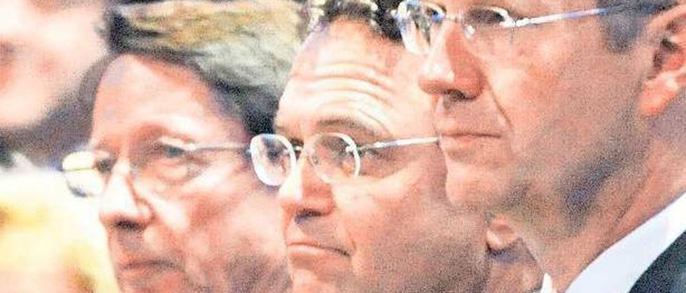 Der Blick ist ernst, denn noch hat Deutschland die WM nicht gewonnen: Bundespräsident Wulff, Bundesinnenminister Friedrich und Innensenator Körting (v. r.). Foto: dapd