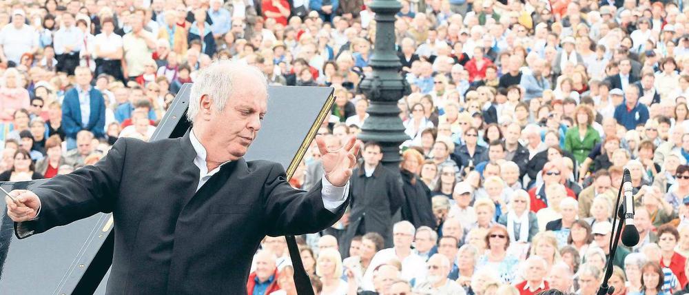Und jetzt mit Gefühl. Auf dem Bebelplatz gab es am Sonntag wieder einmal die „Staatsoper für alle“. Daniel Barenboim dirigierte die Staatskapelle Berlin, mit der Pianistin Yuja Wang als Solistin. Rund 25 000 Klassikfans lauschten.