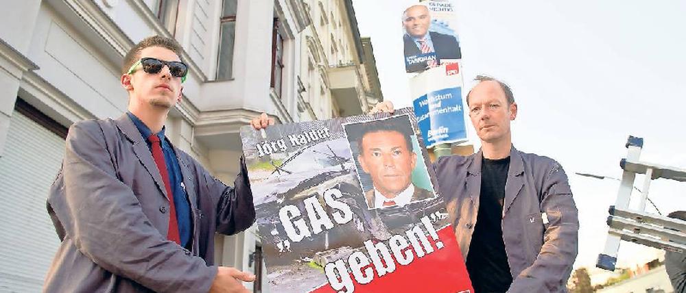 Schmutziger Wahlkampf. Satiriker Martin Sonneborn mit dem neuen Plakat. Foto: dpa
