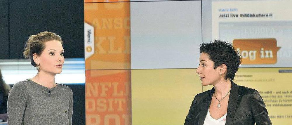 Nachgefragt. Während der „Log In“-Sendung erkundigte sich ZDF-Moderatorin Dunja Hayali (r.) bei Milena Bonse nach Stimmen aus dem Netz. Die Zuschauer konnten sich über die Homepage des Tagesspiegel, über Facebook oder Twitter einbringen. 