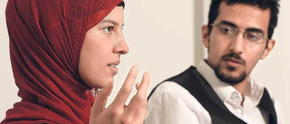Glaubenssache. Amina Hamed, 25, hat an der FU ihr zweites Staatsexamen in Pharmazie bestanden. Sie ist in Deutschland geboren, ihre Mutter ist Deutsche, ihr Vater Tunesier. Zwischen zweitem und achtem Lebensjahr lebte sie in Tunesien, seitdem lebt sie in Wedding. In dem von Innensenator Körting unterstützten Projekt „Juma - jung, muslimisch, aktiv“ engagiert sie sich in der Gruppe „Identität“. Osamah Al Doaiss, 19, studiert ab Oktober an der TU Informatik und Mathematik. Er verbrachte seine ersten vier Lebensjahre im Jemen, woher sein Vater stammt. Mit sechs kam er nach Deutschland. Bei Juma engagiert er sich ebenfalls in der Gruppe „Identität“. 