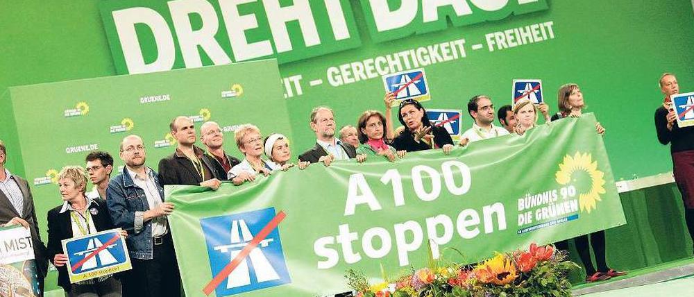 Grüner Drehwurm. Während der Bundesdelegiertenkonferenz der Grünen im Mai 2009 demonstrierte die Berliner Parteibasis gegen den Weiterbau der A 100. Nun könnte die Stadtautobahn doch verlängert werden, falls die Partei den rot-grünen Kompromiss mitträgt.