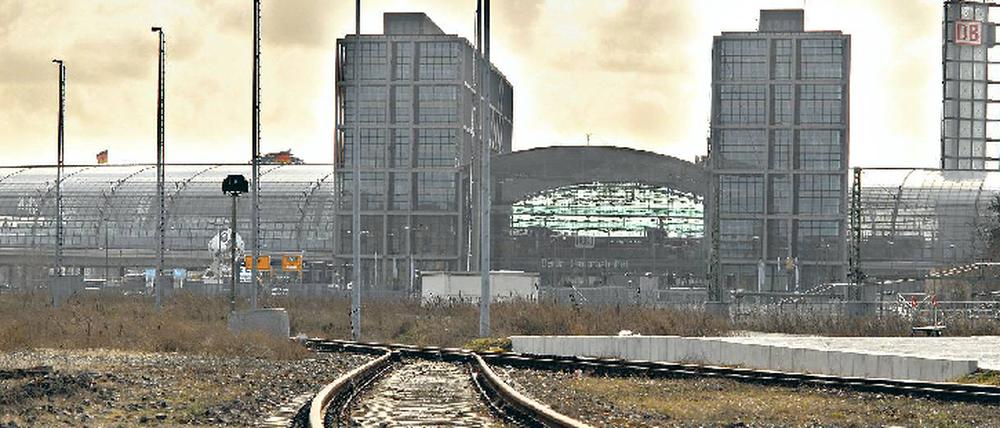 Abgeschnitten. Der Hauptbahnhof liegt inmitten Berlins, aber von den angrenzenden Stadtteilen ist er städtebaulich isoliert. 