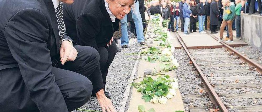Weiße Rosen zum Gedenken. Klaus Wowereit und Lala Süsskind von der Jüdischen Gemeinde am Mahnmal Gleis 17. Foto: dpa