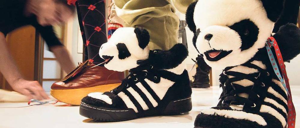 Pandas machen einen schlanken Fuß. Im Museum für Kommunikation erfährt der Besucher in der Ausstellung „Fashion talks“ alles über Dresscodes. Foto: dapd/Clemens Bilan