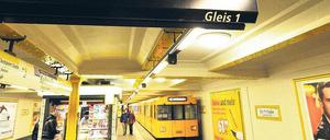 Nichts geht mehr: Schon am Freitag hat die BVG ihre Fahrgäste auf den Streik am Samstag hingewiesen. Von 4 Uhr bis gegen 19 Uhr werden die U-Bahnhöfe geschlossen bleiben. Der Versuch, den Streik in letzter Minute zu verhindern, war gescheitert. 
