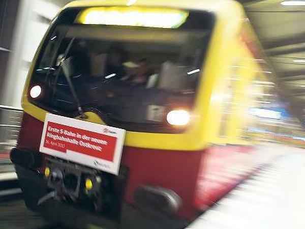 Zuges in der neuen Ostkreuz-Halle ließ die S-Bahn am Montagvormittag Torte an die Fahrgäste verteilen. Während um 11 Uhr die offizielle