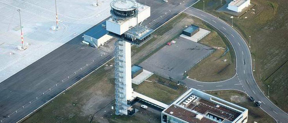Auf die Dauer hilft nur Tower. Die Fluglotsen haben am Mittwoch ihren Turm auf dem Gelände des neuen BER-Flughafens bezogen. Foto: dapd/Timur Emek