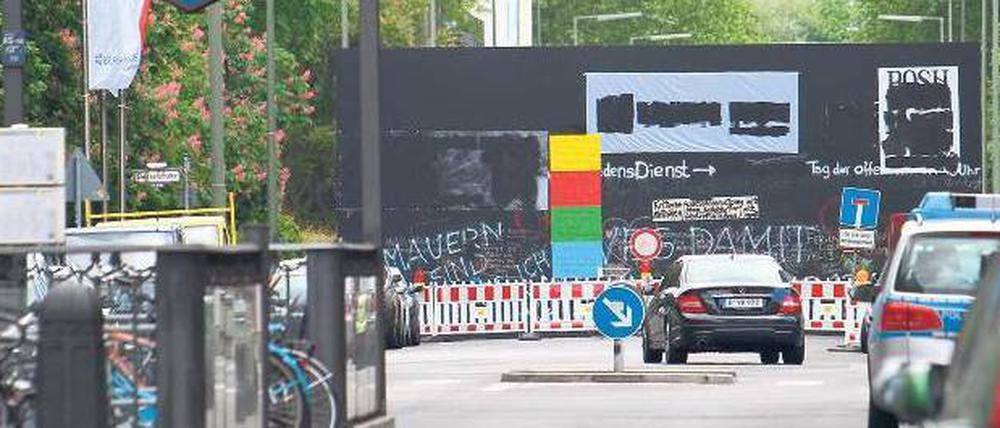 Checkpoint Biennale. An der Friedrichstraße wurde wieder eine Mauer errichtet, nur ein bisschen weiter südlich – und als Kunstprojekt. 