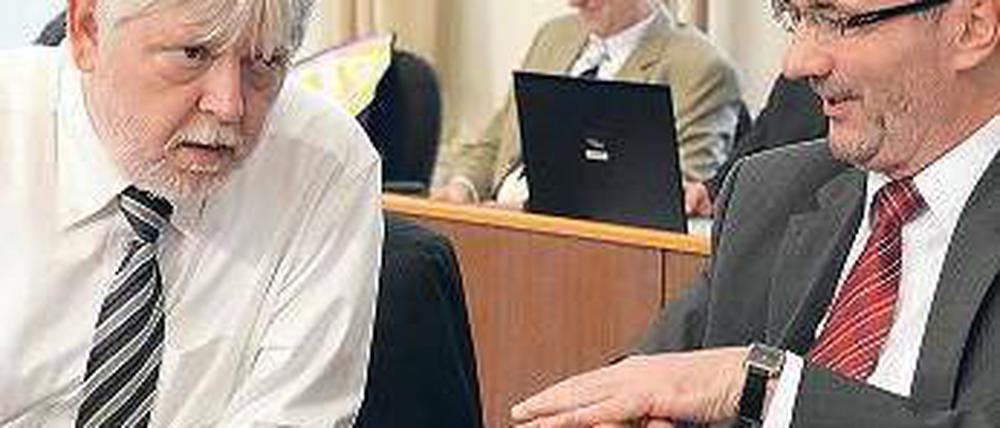 Auf der Regierungsbank. Finanzminister Helmut Markov (l.) will die Zahl der Landesbediensteten verringern.Foto: dpa/ Settnik