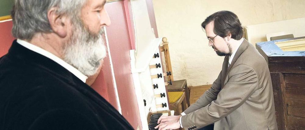 Bringen die Orgel zum Schwingen. Rudolf und Albrecht Bönisch in der Kirche von Waltersdorf bei Luckau. 