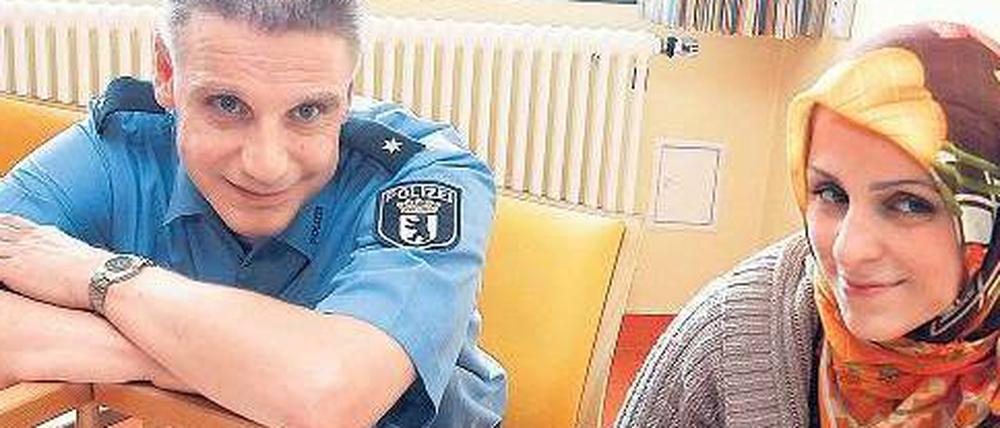 Pate in Uniform. Polizist Mario Stöcklein besuchte am Sonntag Mutter Saliha Yakut und ihr Baby Yaren im Urban-Krankenhaus. 