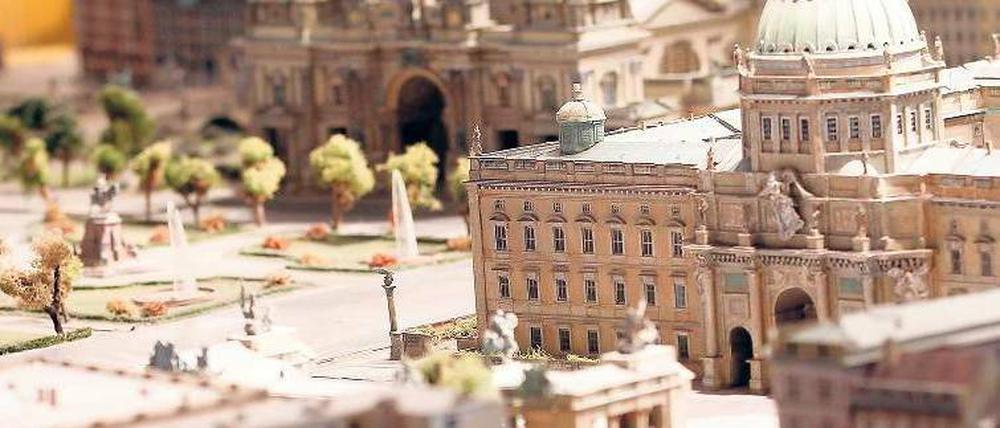 Aus Pappe ist das Stadtschloss längst wieder erbaut. Nun sollen die Modelle helfen Spenden für den Wiederaufbau des echten Schlosses zu sammeln.