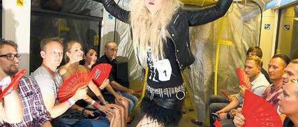 Ich bin ein Model, und ich seh’ gut aus – sogar bei einer Modenschau in der unglamourösen U-Bahn. Der „Underground Catwalk“ hat schon Tradition bei der Fashion Week.Foto: Markus Schreiber/AP/dapd