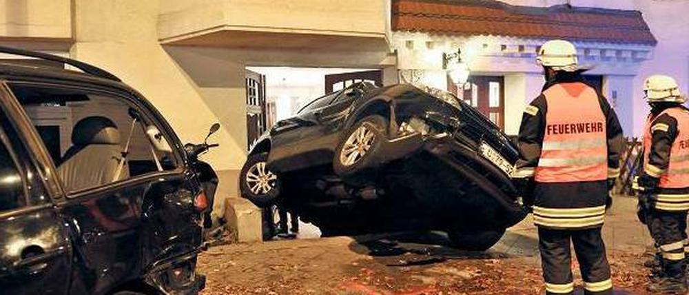 Diplomatenjagd. Im Oktober 2011 krachte der Wagen eines betrunkenen Südkoreaners in ein Haus in Friedenau.