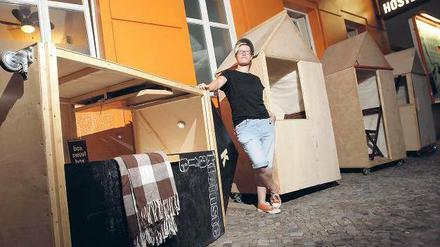 Die Australierin Amy Mckinney schläft in einer Kiste. Mit ihrem mobilen Bett zieht sie durch die Stadt – die Konstruktion hat Räder.