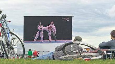Sport bis zum Umfallen. Selten war es voll auf dem Tempelhofer Feld. Foto: dpa/Brakemeier