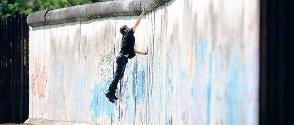 Testsprung. Ein Tourist versucht sich am Sonntag an der Mauer in der Gedenkstätte Bernauer Straße.
