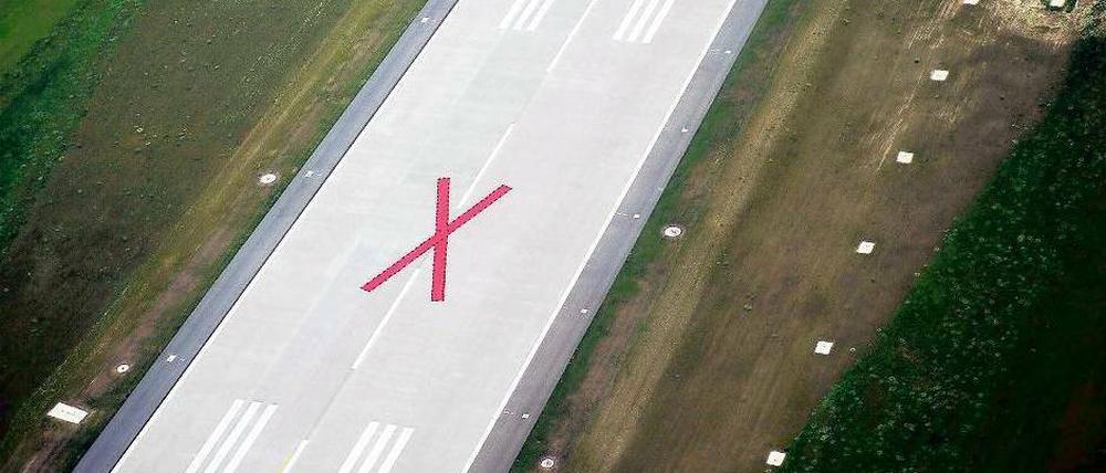 Landen verboten. Das Kreuz auf der neuen Bahn in Schönefeld soll Piloten signalisieren, dass die Piste nicht in Betrieb ist. Daran wird sich vorerst auch nichts ändern. 