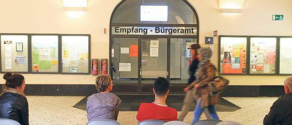 Langes Warten. Im Rathaus Charlottenburg dauert es im Durchschnitt ein bis zwei Stunden, bis man bedient wird. Für Alte und Behinderte ist der Besuchsdienst gedacht. 