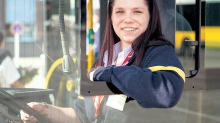 Zusteigen, bitte! Stephanie Mikolay ist eine der ersten zehn Frauen, die von der Agentur für Arbeit an die BVG vermittelt wurden - und sich dort zur Busfahrerin ausbilden lassen. In den nächsten Wochen startet sie in den Beruf.