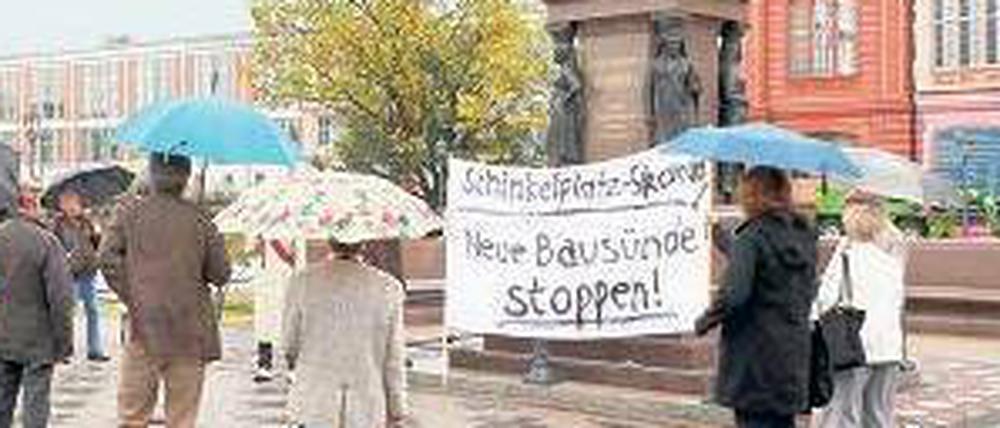 Betonburg. Gegen den schlichten Entwurf der Münchner Moll-Gruppe (r.) für den Schinkelplatz demonstrierten am Sonnabend rund 20 Menschen. 