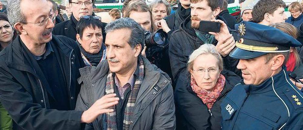 Botschafter. Mittes Bezirksbürger Christian Hanke (SPD, links) kam am Mittwoch an den Pariser Platz, um mit den protestierenden Flüchtlingen zu sprechen. 