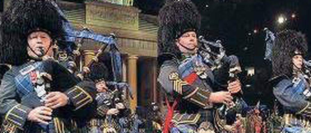 Gruppendynamik. Die Dudelsäcke dürfen bei keinem Militärmusikfestival fehlen: Die 170 Musiker von Massed Pipes &amp; Drums kommen in schottischen Uniformen. Foto: promo
