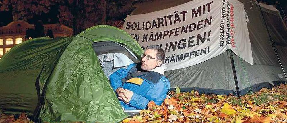 Auch im "Camp der Diskriminierten" in Kreuzberg wird protestiert. Turgay, Journalist und Flüchtling aus der Türkei, hat Sehnsucht nach seiner Familie – und will doch aushalten in seinem kleinen Zelt am Oranienplatz. 