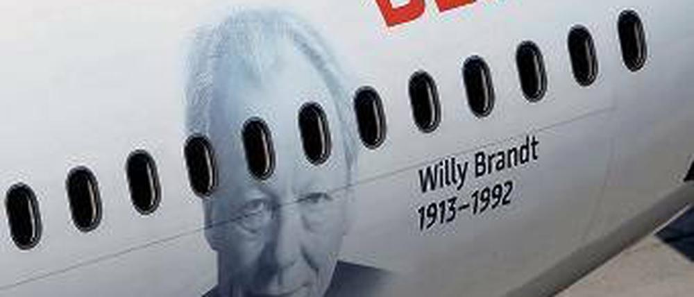 Der geht in die Luft. Dieser Easyjet-Airbus „Willy Brandt“ sollte am 3. Juni 2012 als erste Maschine auf dem BER landen – sollte! 