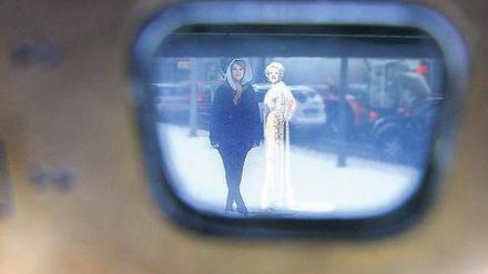 Die doppelte Dietrich. Marlene Dietrich ist Praktikantin in der Pressestelle der Berlinale. Wenige Meter vom Arbeitsplatz der 22-Jährigen am Potsdamer Platz entfernt schwebt der Geist der Schauspielerin als Simulation über ihrem Stern auf dem Boulevard der Stars – zumindest wenn man durch die Pepper‘s Ghost Camera schaut. 