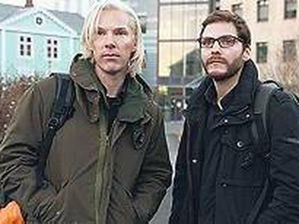 Nun drehte Daniel Brühl (r.) mit Benedict Cumberbatch in der Kaufhausruine für den Wikileaks-Film „The Fifth Estate“.