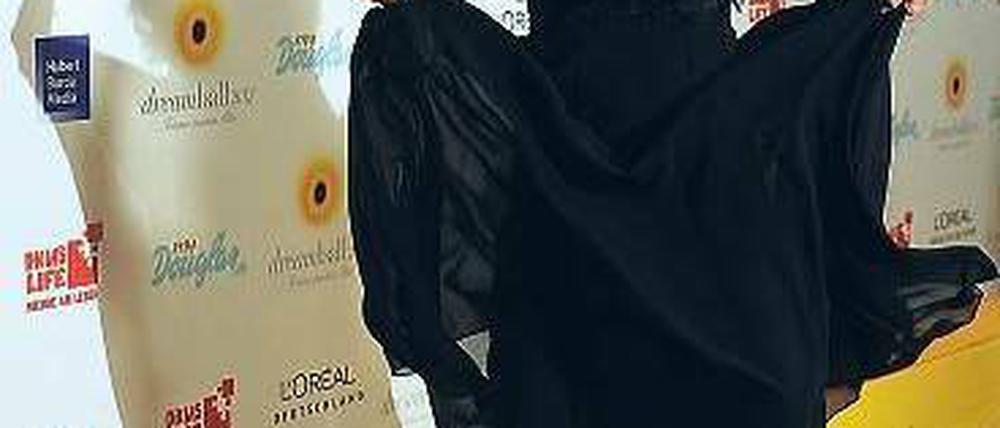 Rot ist out. Schauspielerin Anouschka Renzi fühlte sich beim Charity-„Dreamball“ auch auf dem gelben Teppich wohl. Foto: dpa